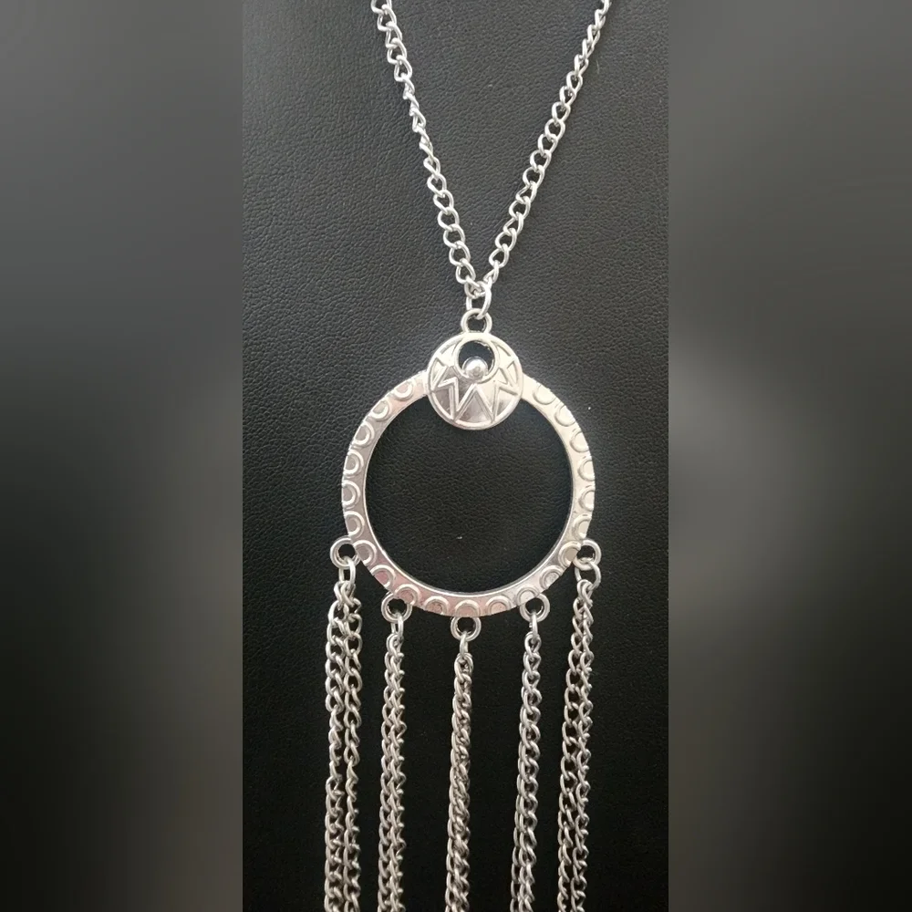 Elegant Silver Tone Chain Necklace‎ with Circular Pendant
